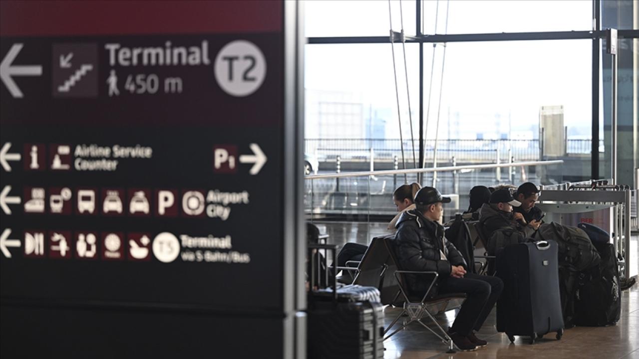 Frankfurt Havalimanında zorlu kış şartları nedeniyle uçuşlarda iptal ve gecikme yaşanıyor
