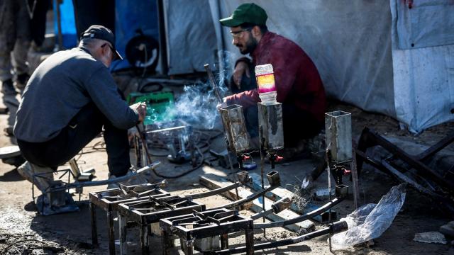 Gazze’de demir ustası enkazdan topladığı parçalarla soba ve ocak üretiyor