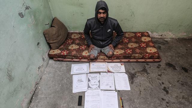 İsrail saldırısında iki bacağını kaybeden Filistinli öğretmen, mesleğine dönmeyi umut ediyor