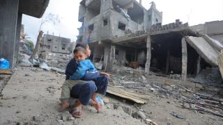 Katil İsrail Gazze'nin Bureyc Kampı'na saldırdı