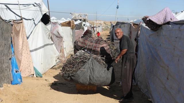 Gazze’de sert hava koşulları, yerinden edilenlerin yaşamını zorlaştırıyor