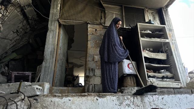 Enkaz arasında yaşayan Gazzeli kadın, ailesini ayakta tutmak için mücadele veriyor