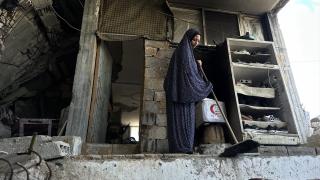 Enkaz arasında yaşayan Gazzeli kadın, ailesini ayakta tutmak için mücadele veriyor