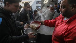 Gazze’de yerinden edilenler için sıcak yemek dağıtımı yapıldı