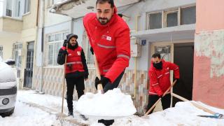 Gönüllü gençler, yaşlı ve engellilerin evlerinin önündeki kar ve buzu temizliyor