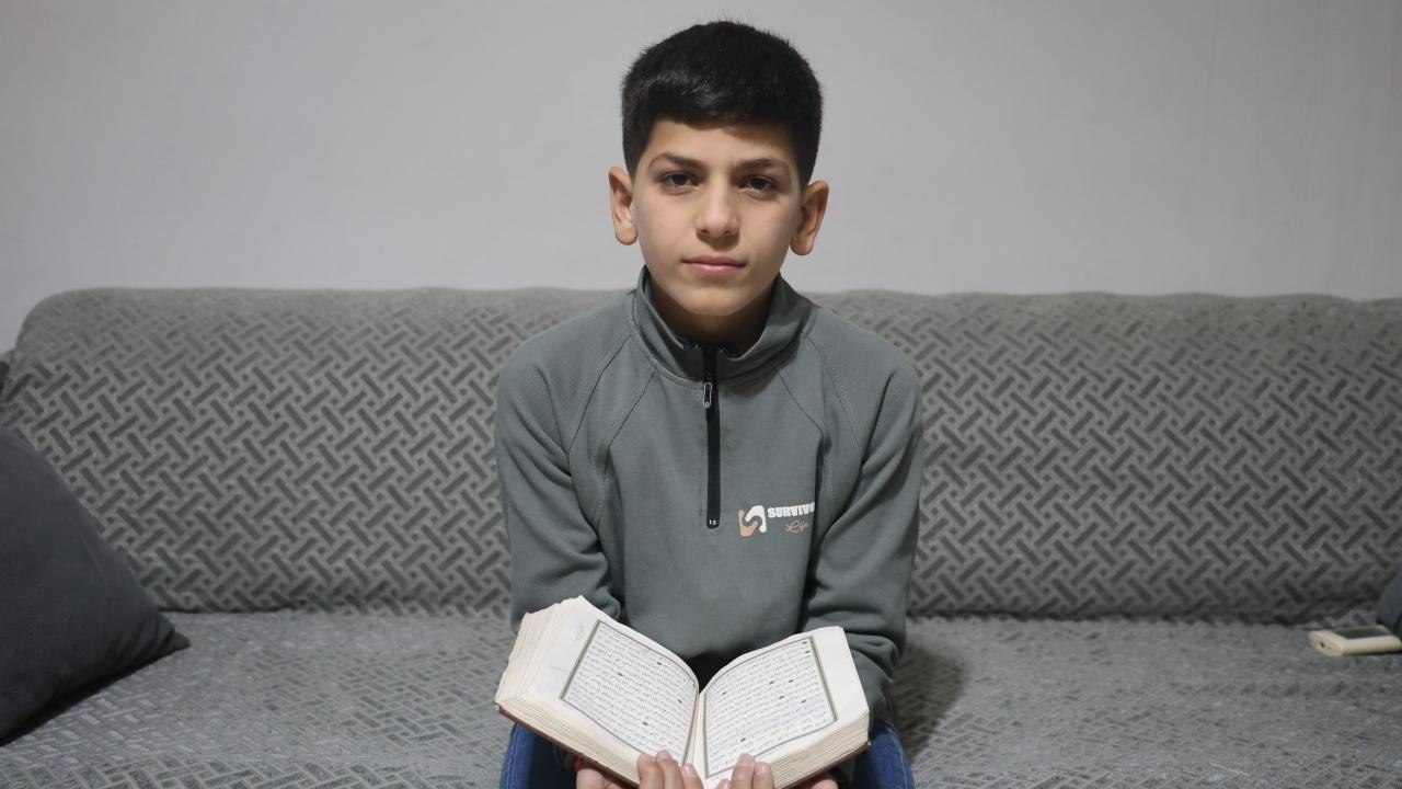 Hafızlık eğitimini tamamlayan çocuk, güzel haberi gözyaşları içerisinde paylaştı