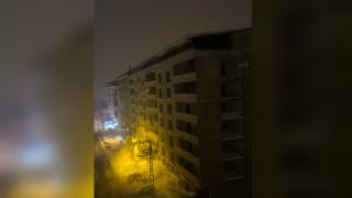 Hakkari'de çatıdan düşen kar kütleleri enerji hattını kopardı