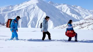 Hakkari'deki sağlıkçılar evdeki hastalarının takibini zorlu kış koşullarında yapıyor