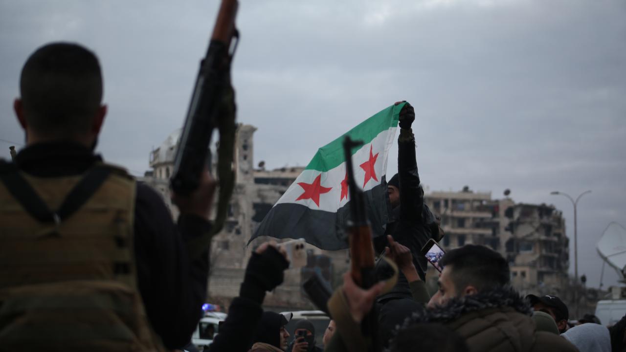 Halep'teki terör örgütü YPG'li son grup şehrin dışına tahliye ediliyor