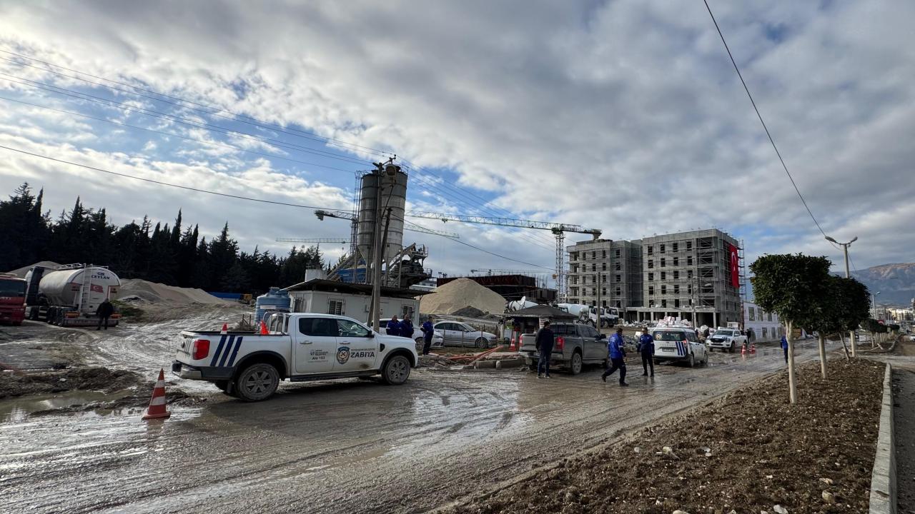 Hatay'da kanalizasyon hattına beton döken firmanın faaliyetleri durduruldu