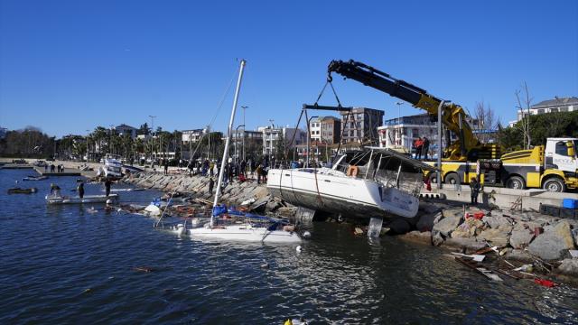 İstanbul'da dün etkili olan şiddetli fırtına ve yağış hayatı olumsuz etkiledi