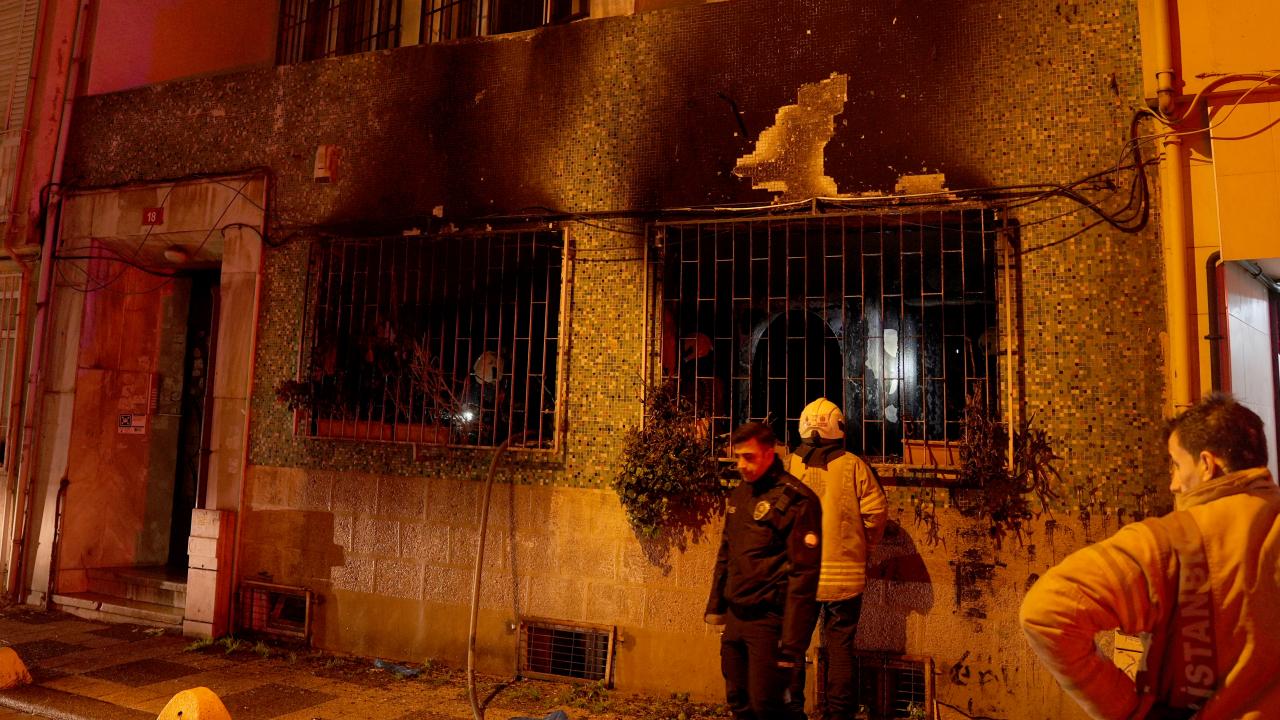 Kadıköy’de 4 katlı binada yangın: 1’i ağır 8 yaralı