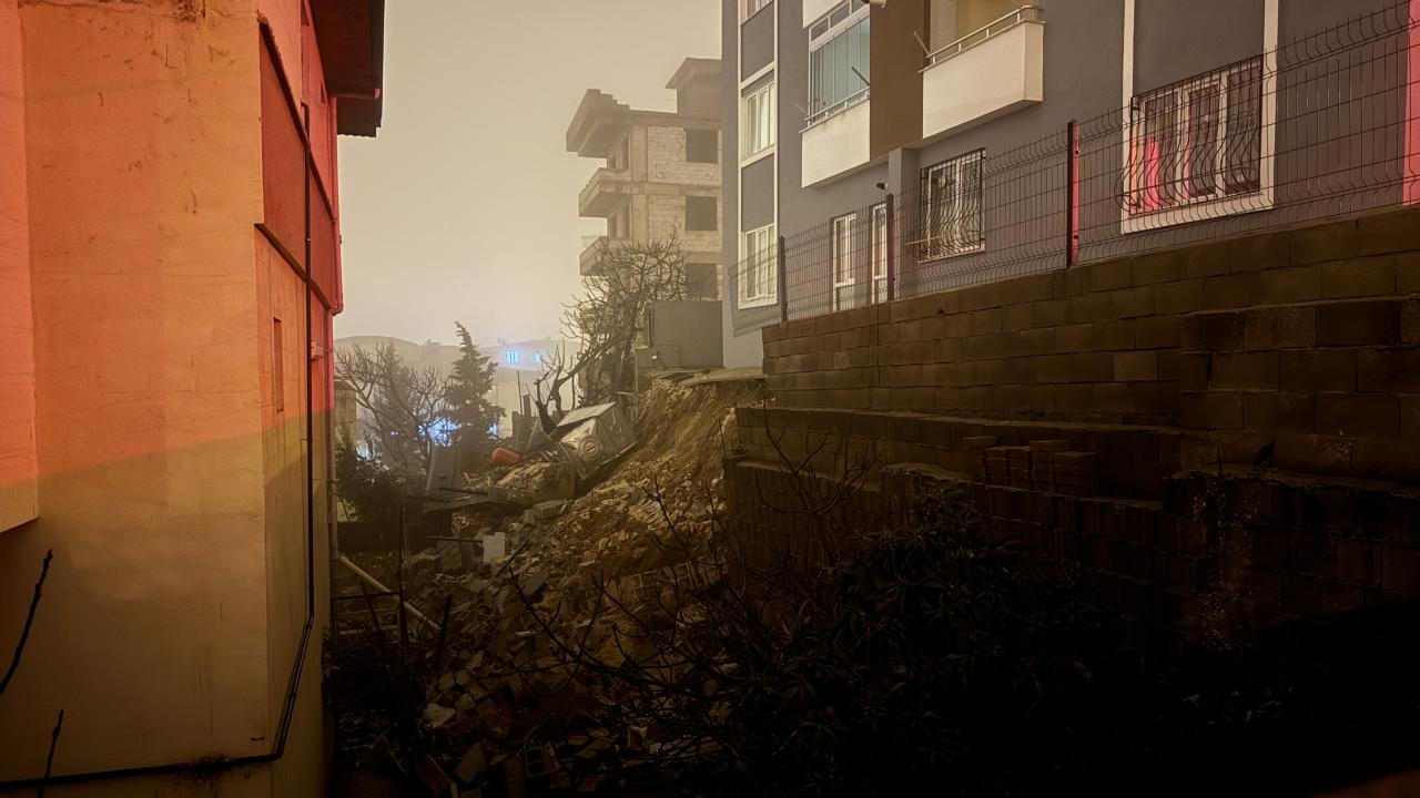 Kahramanmaraş'ta bir binanın istinat duvarı çöktü
