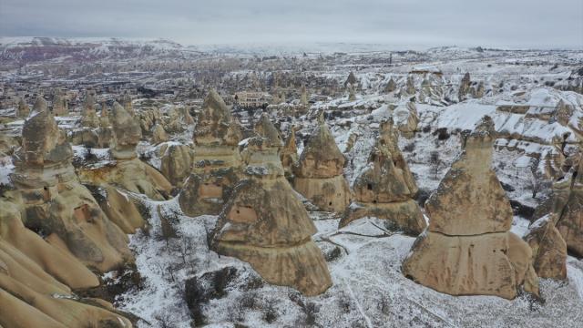Kapadokya'daki peribacaları kar yağışının ardından beyaz örtüyle kaplandı