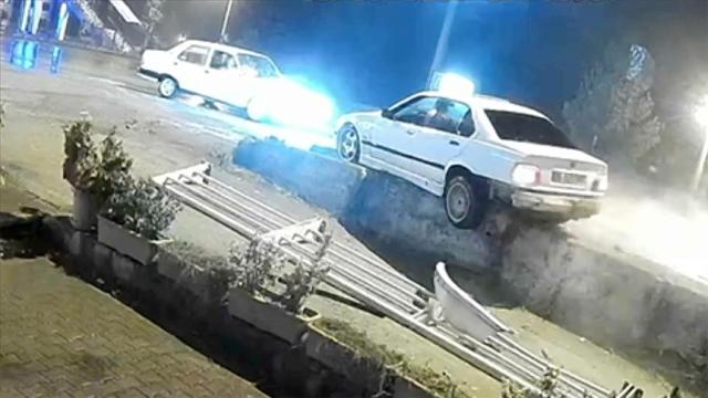 Kazayı yaptı, aracını bırakıp kaçtı