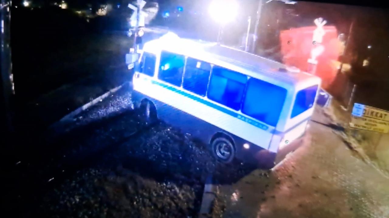 Trenin çarptığı minibüsten son anda kurtuldu