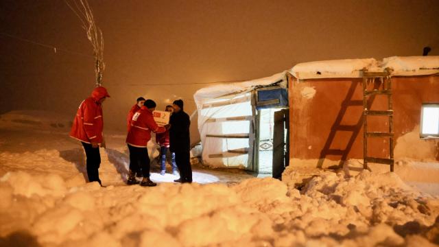 Türk Kızılay’dan zorlu kış koşullarında ihtiyaç sahiplerine destek