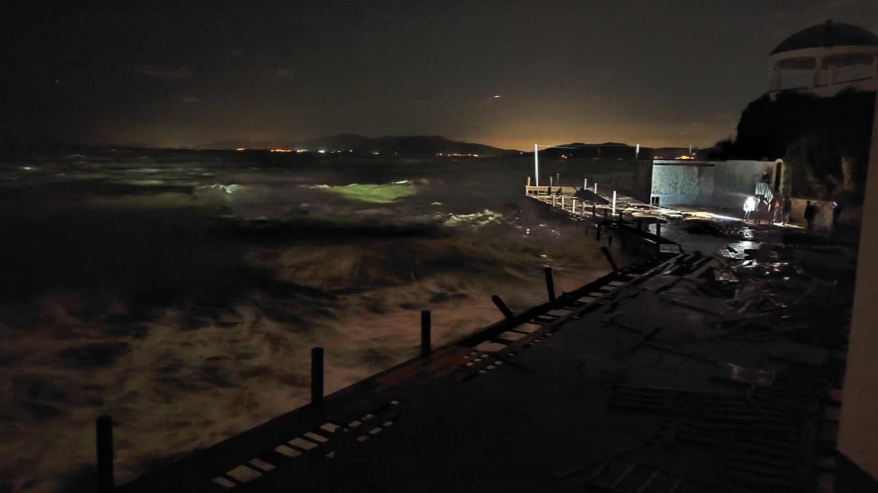 Şiddetli fırtınada denize düşen 3 işçiden 1'i öldü