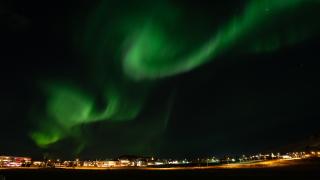 Güçlü jeomanyetik fırtına sırasında Kuzey Işıkları Reykjavik'i aydınlattı