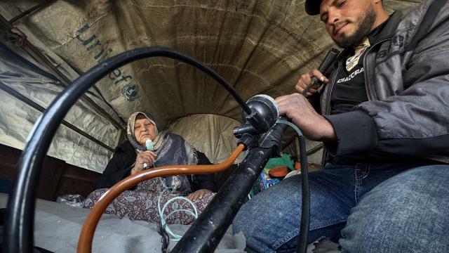 Tedavi imkanlarının tükendiği Gazze’de, yaşlı bir annenin nefesi, lastik pompasına emanet