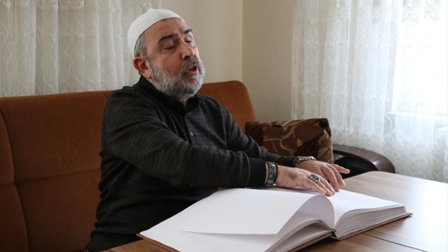 Kur'an-ı Kerim'i kasetten dinleyerek ve Braille alfabesiyle ezberledi