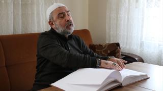 Kur'an-ı Kerim'i kasetten dinleyerek ve Braille alfabesiyle ezberledi
