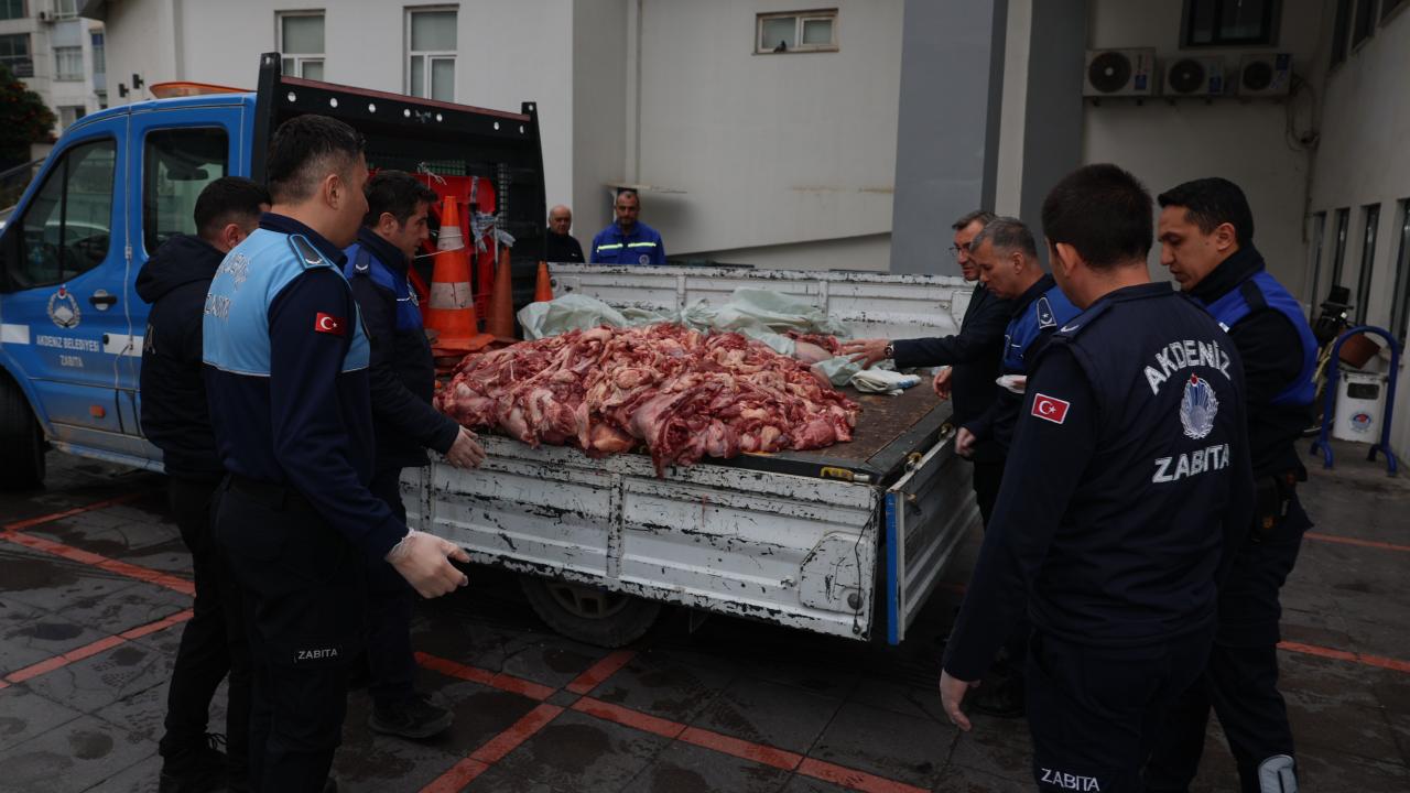 Mersin'de kamyonette 500 kilogram bozuk et ele geçirildi