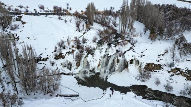 Kısmen donan Muradiye Şelalesi'nin çevresi beyaza büründü