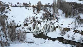 Kısmen donan Muradiye Şelalesi'nin çevresi beyaza büründü