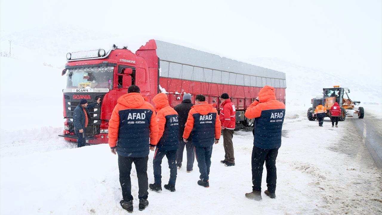 Muş-Bingöl kara yolunda mahsur kalanlar ekiplerce kurtarıldı