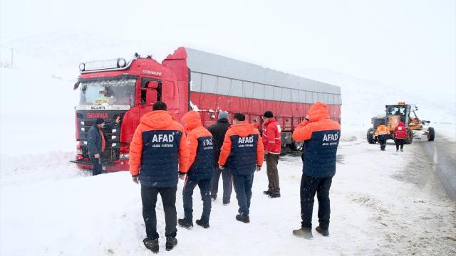 Muş-Bingöl kara yolunda mahsur kalanlar ekiplerce kurtarıldı