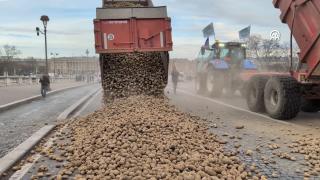 Fransız çiftçiler, Ulusal Meclis'in önüne 30 ton patates döktü