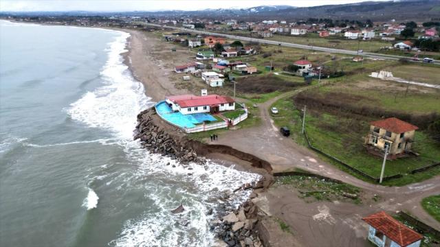 Sakarya'da sahildeki kıyı erozyonu nedeniyle bir tesisin bahçe duvarı yıkıldı