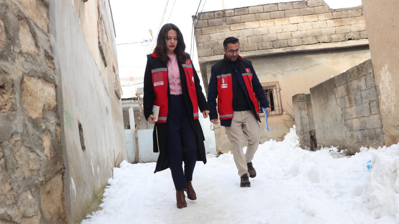 Kırmızı yelekliler sosyal destek için karlı yolları aşıyor