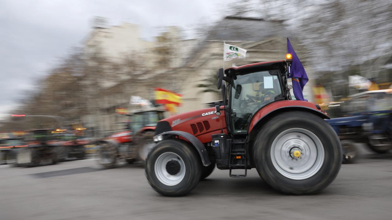 İspanyol çiftçiler ABMERCOSUR anlaşmasını protesto için traktörleriyle yolları kapattı