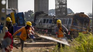 Tayland'da vinç trenin üzerine düştü: 32 ölü, 64 yaralı