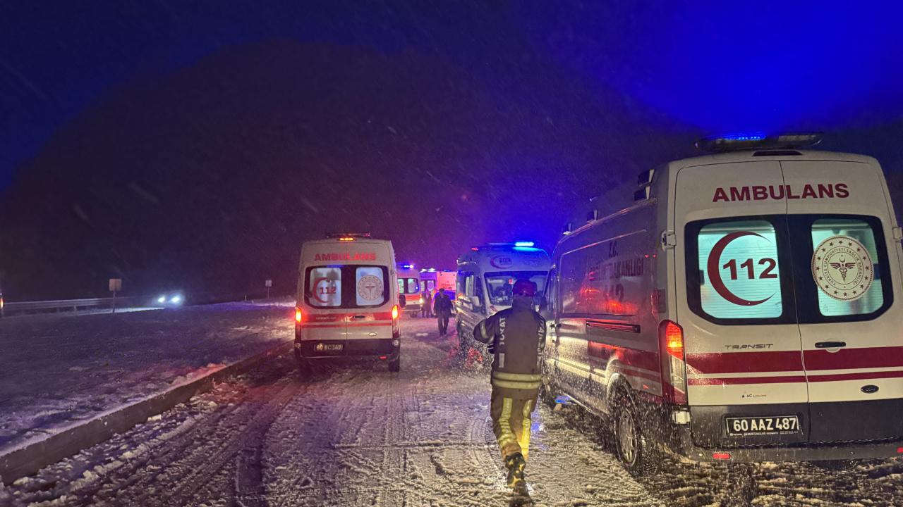 Tokat'ta yolcu otobüsünün tıra çarptığı kazada 13 kişi yaralandı