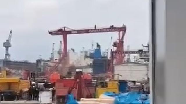 Fırtına, Tuzla Tersanesi'nde vinci devirdi