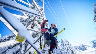 Uludağ'da elektrik dağıtım ekipleri kesintisiz enerji için zorlu koşullarda çalışıyor