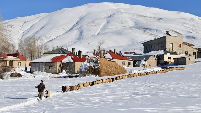 Van’ın Çatak ilçesinde kış yaşamı zorlaştırıyor