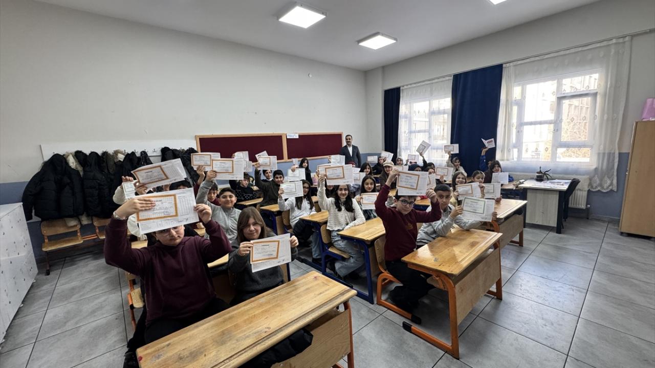 Van`da öğrenciler karnelerini aldı