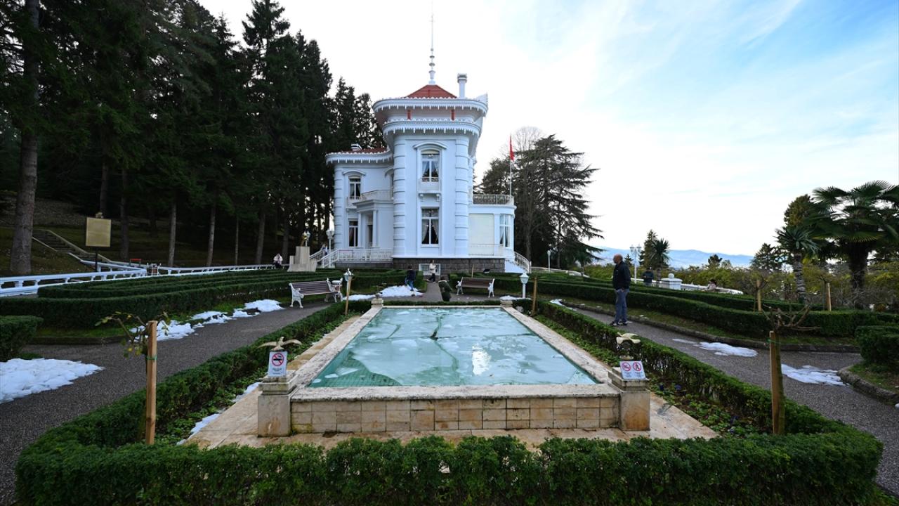 Atatürk`e ait tablolardan oluşan çeşitli etnografik eserler sergileniyor