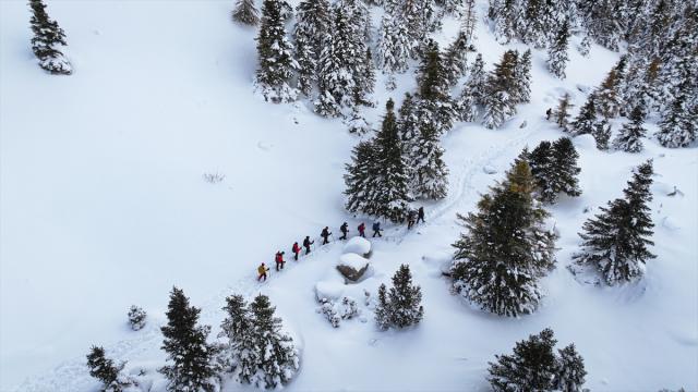 Beyaza bürünen Aladağlar Milli Parkı dronla görüntülendi