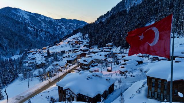 Ayder Yaylası'nda kar yağışı etkili oldu