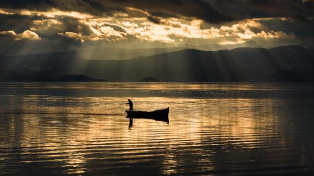 Beyşehir Gölü’nde gün batımında balıkçı mesaisi
