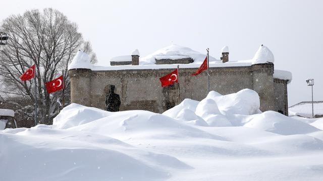 Bitlis'teki tarihi yapılar beyaza büründü