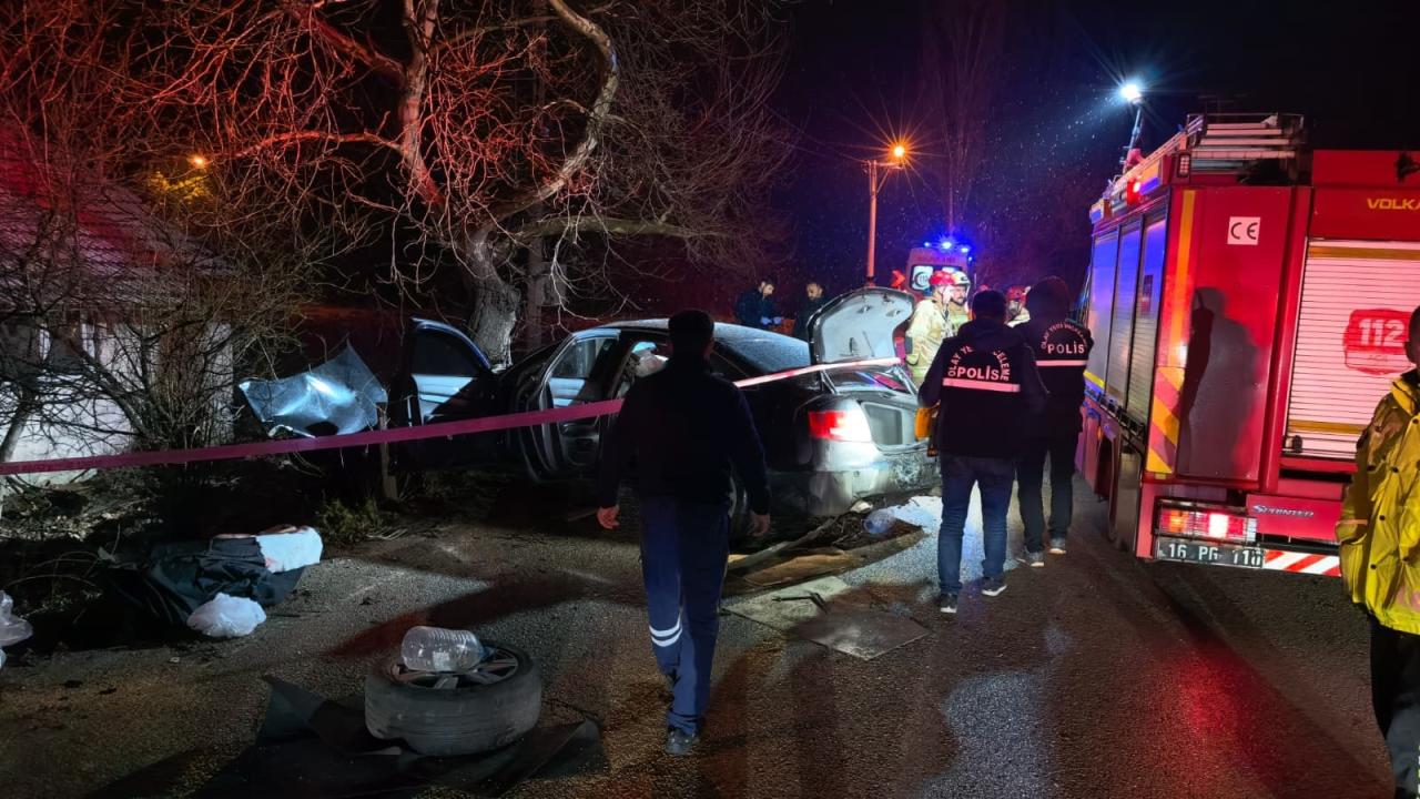 Bursa’da otomobil ağaca çarptı: 2 kişi öldü, 2 kişi yaralandı