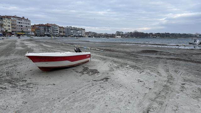 Tekirdağ'da Marmaraereğlisi sahilinde deniz suyu çekildi