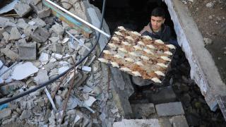 İsrail saldırılarında hasar gören fırın, kısıtlı imkanlarla yeniden üretime başladı