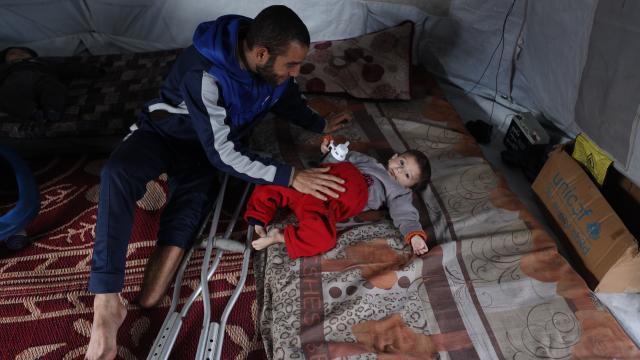 Filistinli Bilal, ailesiyle hayata tutunmaya çalışıyor